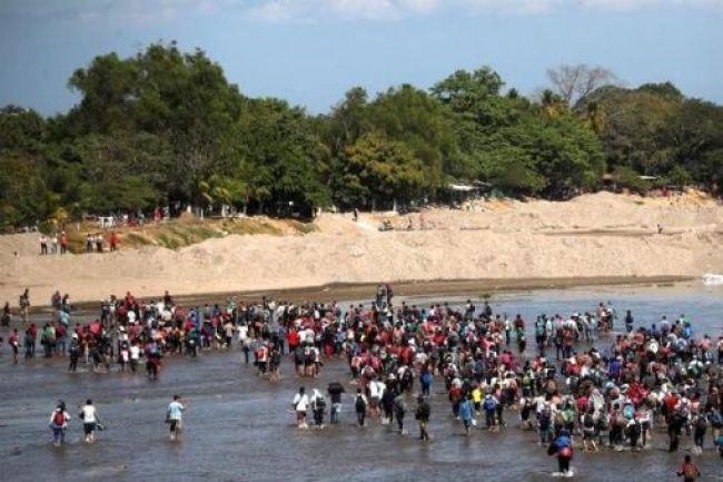 Migrantes centroamericanos cruzan hacia México a través del río Suchiate