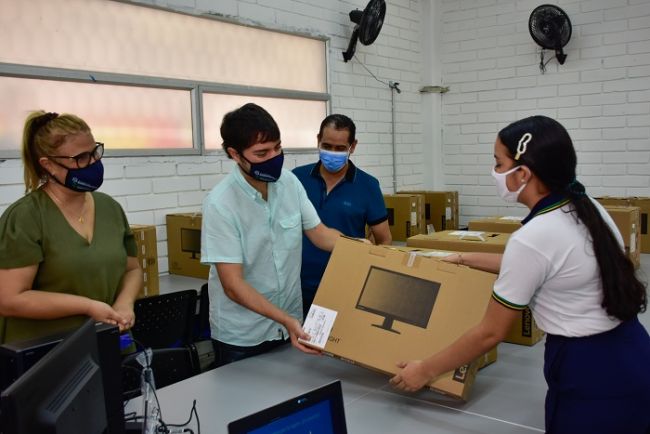Alcalde Pumarejo entrega salas de informática para atención de víctimas en 4 instituciones educativas distritales