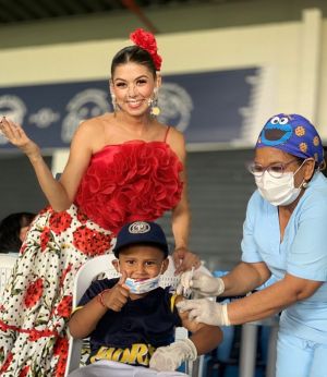 Reina del Carnaval acompañó jornada de vacunación de Niños en su primer día