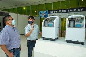 Alcalde Pumarejo recibe los primeros 34 concentradores de oxígeno donados por empresas de servicios públicos