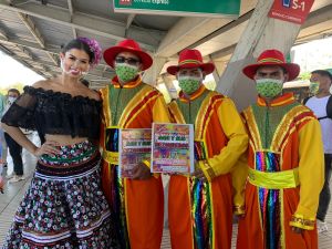 Reina del Carnaval entrega tapabocas a usuarios de Transmetro