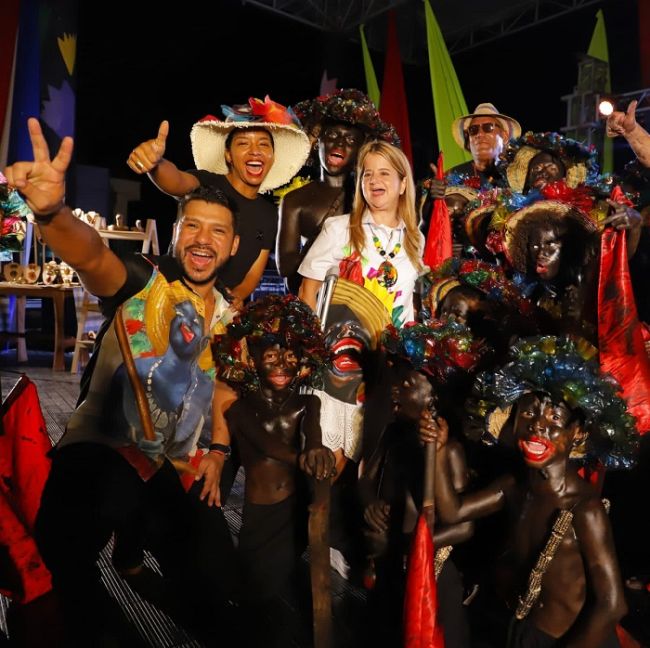 Gobernadora Elsa Noguera, con actores del festival Son de Negro
