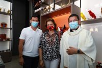 La directora de Carnaval de Barranquilla exaltó la importancia del trabajo que realizan los artesanos de la ciudad y la región para mantener viva esta tradición artesanal en la Tienda del Museo. La acompañan, Luis Demetrio Llanos y el Padre Álvaro García. 