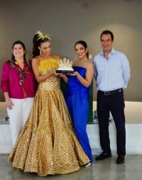 Natalia De Castro González recibe corona que lucirá en el Carnaval 2023