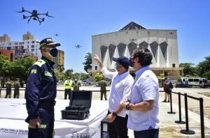 Alcalde Jaime Pumarejo entrega a la Policía Metropolitana cinco drones