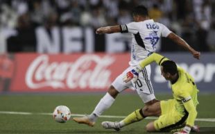 El delantero Carlos Bacca, supera al guardameta Roberto Fernández y marca el tercer gol