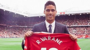 El Manchester United hace oficial el fichaje de Varane