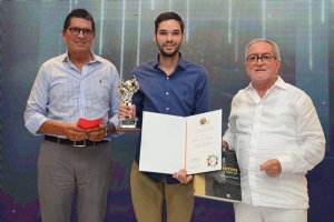 Antonio Celia, José Caparroso y Edgar Rey durante la premiación