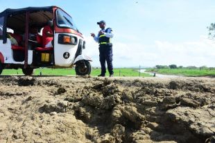 “Si nos toca meternos en el barro, lo hacemos por nuestra gente”: agentes de Tránsito del Atlántico