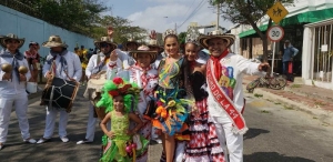 Tradición, cumbia y alegría en el desfile de los Reyes del Carnaval de la 44