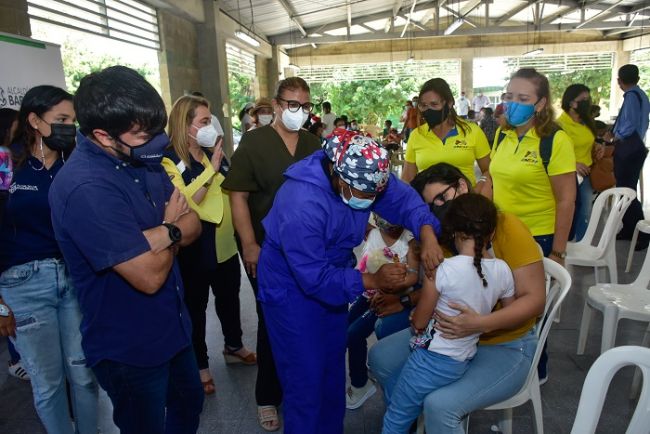 Las vacunas ‘pasan al tablero’: alcalde Pumarejo acompañó jornada en la Escuela Normal La Hacienda