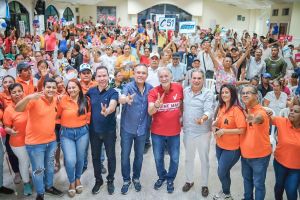 En el barrio Chiquinquirá, Ucrós estuvo acompañado del candidato a la Gobernación del Atlántico Eduardo Verano y de Juan Camilo Fuentes, actual concejal y candidato al Concejo de la capital.