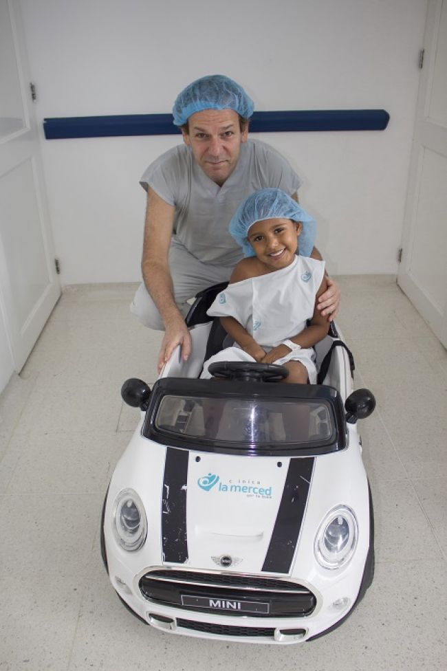 En carritos eléctricos llegan los niños de Barranquilla a sus cirugías en la Clínica la Merced