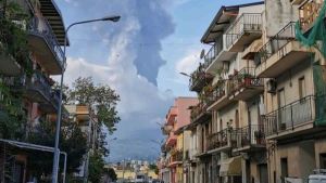 Volcán Etna entra de nuevo en erupción en el sur de Italia