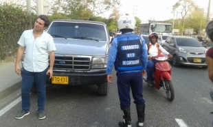 Conductor evade pago y causa daños en peaje e intenta arrollar a agentes de tránsito