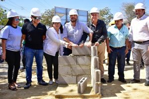 Alcalde Pumarejo colocó primera piedra en CAMINO Nazareth