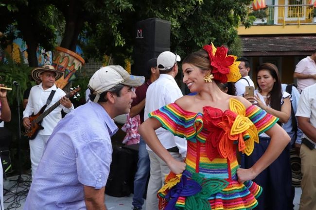 Alcalde Char entregó decretos a los Reyes del Carnaval 2020