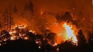 Miles de personas abandonan sus hogares por incendios en EE.UU.