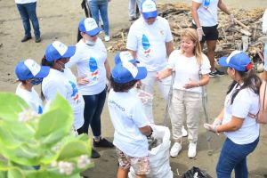 Gobernadora del Atlántico lideró jornada de limpieza de playas para generar conciencia sobre su cuidado y sostenibilidad