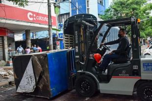 Tras años de ocupación informal, comerciantes pasan del andén a nuevos centros comerciales