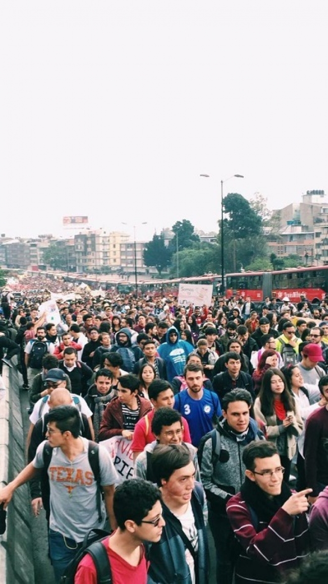 Estudiantes universitarios de Colombia marchan por más recursos para la educación superior