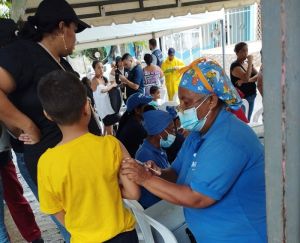 Familias afectadas por lluvias en La Loma de La Manga reciben atención en salud