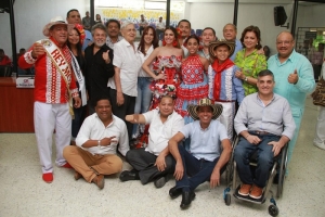 Los concejales con Carla Celia y los Reyes del Carnaval 2019. 