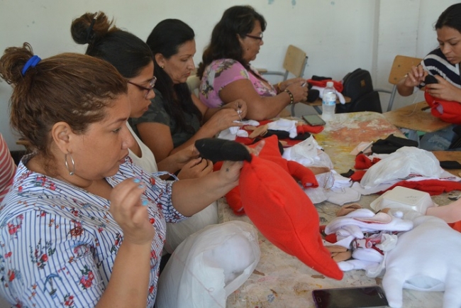 300 mujeres del programa ‘De la mano con la Primera’, capacitadas en artesanías en Casas de Cultura