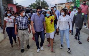 El alcalde Pumarejo durante el recorrido por las obras.