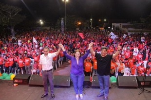 La fórmula Martha Villalba y Armando Banedetti, junto con el exalcalde de Puerto Colombia, Camilo Torres