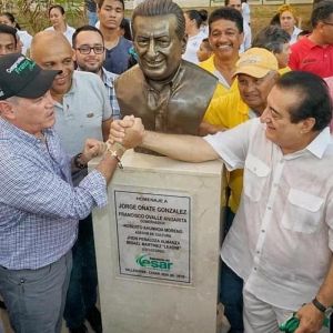 Jorge Oñate develó un busto en su honor