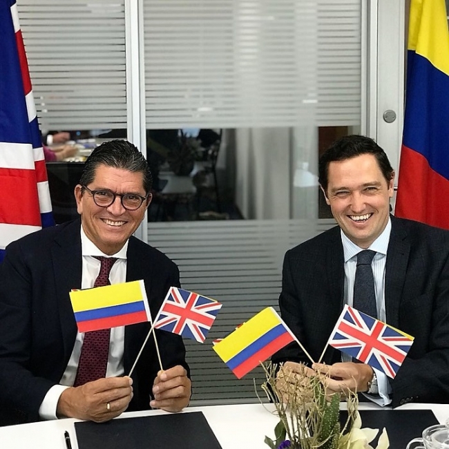 Antonio Celia, Presidente de Promigas y Greg Houston, Jefe de Misión Adjunto de la Embajada Británica en Colombia  durante la firma del convenio del Programa de Asociación Industria y Academia.