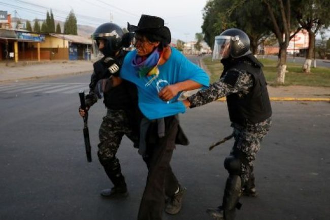 Policía reprime con gas a indígenas bolivianos en el centro de La Paz