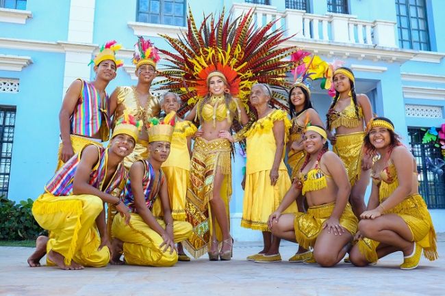 La EDA viste a la reina del Carnaval con un tributo a los indios de trenza