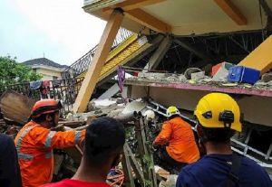 Aumentan a 34 los fallecidos tras el Sismo de magnitud 6.2 en la isla Célebes en Indonesia