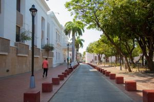 La ESSMAR E.S.P. realiza mantenimientos al sistema de alumbrado público en el Centro Histórico de Santa Marta