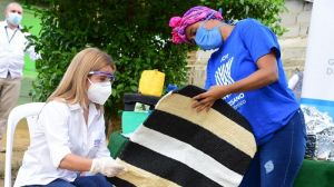 Artesanas de Los Límites, en Luruaco, reciben dotación de plástico reciclable para elaboración de sus productos