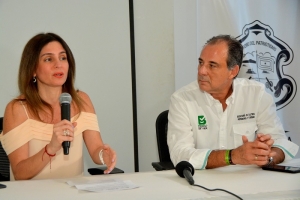 La primera dama, Katia Nule, con el secretario de Cultura, Juan Jaramillo, durante el evento.