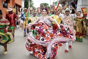 La Reina del Carnaval Carolina Segebre contagió a Galapa con su cambambería acompañada de Danzas de Congo