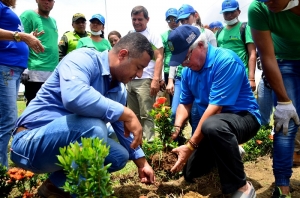 Con la siembra de mil plantas ornamentales inició recuperación de rotonda