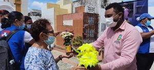 &#039;Cambiatón&#039; de flores en cementerios de Soledad para prevenir el Dengue