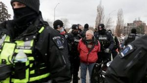 Policía canadiense amenaza con disolver protestas antivacunas