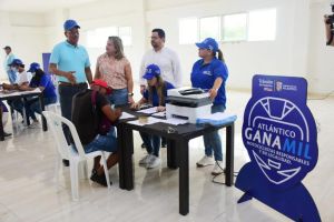 Motociclistas en las inscripciones al programa ‘Atlántico Gana Mil’.