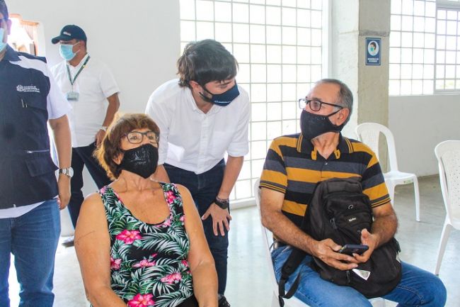 Adultos mayores de 75 años en adelante reciben vacunación COVID-19 en el estadio Romelio Martínez