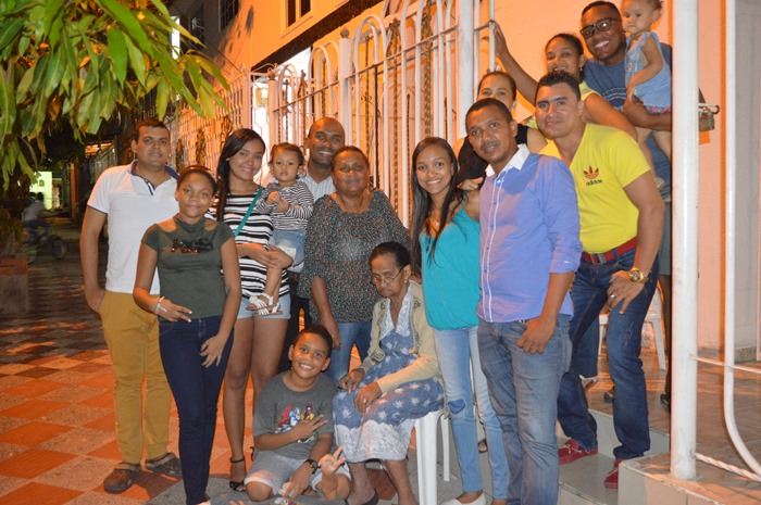 La Cumplimentada Matilde Medina Guzmán, con toda su familia durante la celebración.