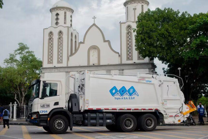 El equipo técnico de Triple A trabaja desde la madrugada del sábado en la reparación de una fuga en una línea de conducción de 18 pulgadas del acueducto costero, en el km 2 de la vía a Juan Mina. En dicho punto, donde son muy complicadas las condiciones del terreno y por ende han resultado dispendiosas las labores, ha sido necesario utilizar maquinaria especial para excavación, grúas para sostener los postes que están cerca a las líneas de conducción de acueducto, equipos de soldadura y otra serie de herramientas para el cambio de 6 metros de tubería, y de esta manera superar la emergencia. La semana anterior la empresa también trabajó en la reparación de varios daños producidos por fugas que han afectado el suministro del servicio de agua a los municipios de Juan Acosta, Tubará, Usiacurí y Piojó que se abastecen del Acueducto Costero. El martes 23 de octubre se presentó una fuga en una línea de conducción de 20 pulgadas en la carrera 38 con calle 84 B, sector de Villa del Rosario, el cual fue reparado al final del día mencionado; sin embargo, al día siguiente, 24 de octubre, se presentó otra rotura de tubería a 700 metros de la salida de Barranquilla a Juan Mina, que también fue atendida por el equipo técnico de la empresa. El viernes 26 de octubre, en la carrera 37 con calle 82C, Villa del Rosario, se atendió otra emergencia en una tubería de 20 pulgadas y a esto se sumó la avería en el km 2 de la vía a Juan Mina, en la cual se continúa trabajando. Triple A ha realizado perifoneos en los municipios para informar a la comunidad sobre la situación y ha llevado carrotanques desde el pasado viernes a Juan Acosta (incluyendo a Santa Verónica y El Vaivén), Usiacurí y Tubará para abastecer a la población. En el día de hoy también se llevó agua a San José de Saco (Juan de Acosta). A Piojó no ha sido posible llegar con los carrotanques por las precarias condiciones de la vía de acceso. La empresa ofrece disculpas por las interrupciones registradas, que han obedecido a una serie de daños que infortunadamente se han presentado de manera consecutiva y que tienen su origen en que se trata de redes muy antiguas, que generalmente pasan por terrenos de difícil acceso o de deslizamientos, lo cual complica las labores de reparación cuando se presentan emergencias. Compactadoras Triple A