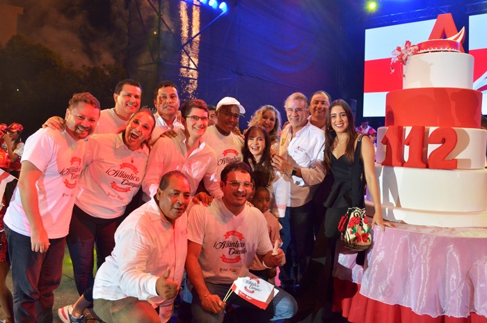 El gobernador Eduardo Verano, funcionarios de la gobernación e invitados durante la celebración de los 112 años del Atlántico.