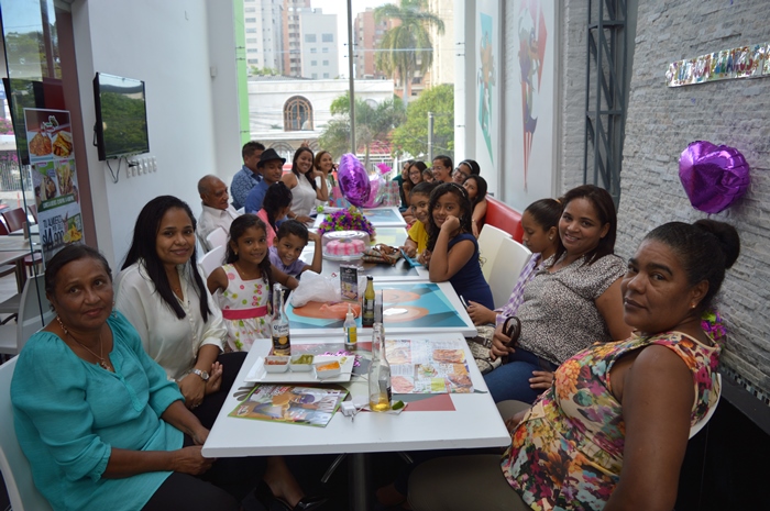 Matilde Medina, AlexisLópez, Angelica Barraza, Arelis López, durante la celebración.