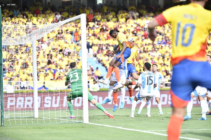 Gran triunfo de la selección Colombia 2-1 frente a la campeona del mundo Argentina 3 Gol de Cabeza - Jugador de la Selección Colombia