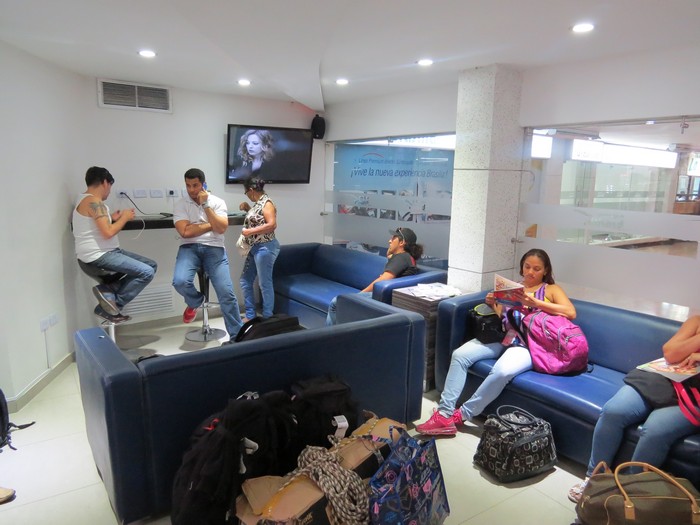 Expreso Brasilia Implementa Una Estrategia De Integración De Sus Canales De Venta 5 Pasajeros en la cómoda y amplia sala VIP de Expreso Brasilia en Barranquilla